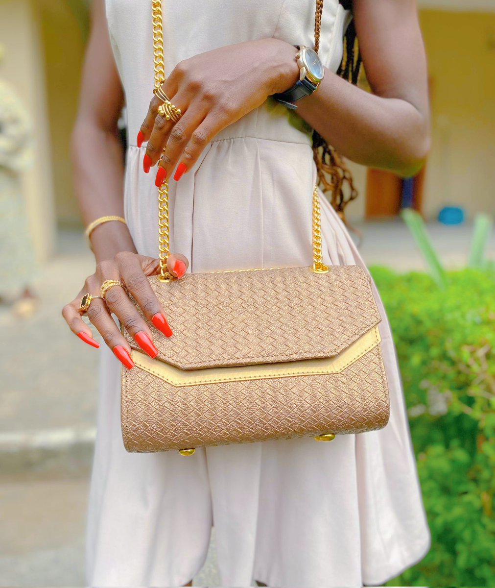 ayinkeoluwa's tweet image. I made this Rayo bag for a client and loved it instantly, so I made one for myself 😍
#handmadebag #bagmaker