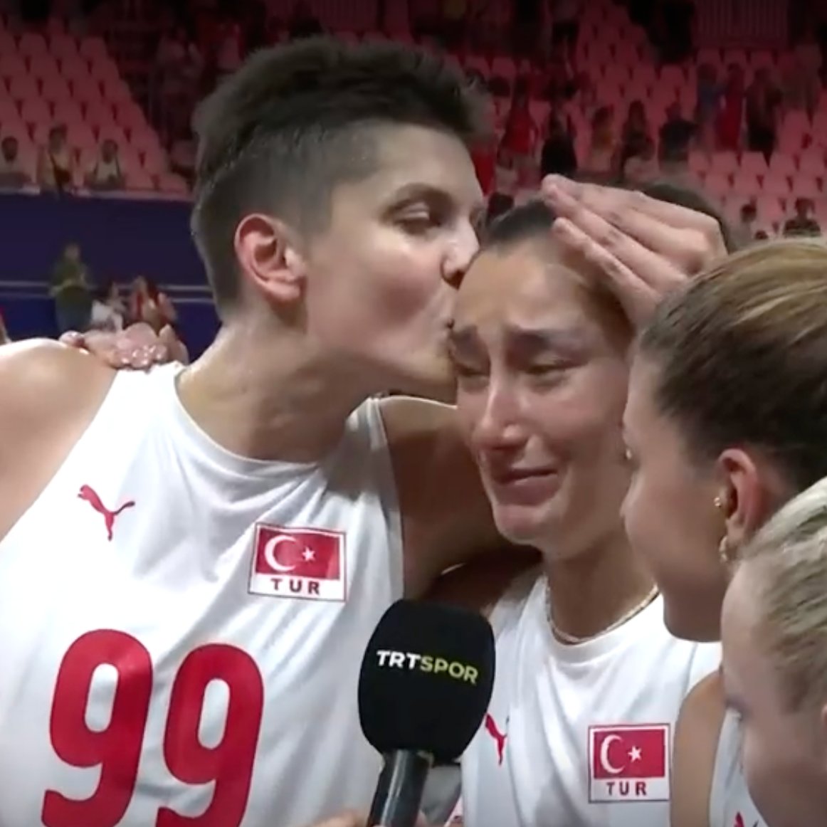 volleyland_'s tweet photo. Sizin gözyaşlarına kurban olalım. Sizi çok seviyoruz. Siz ağlıyorsunuz biz ağlıyoruz. Gurur duyuyorum gurur!!!

#FileninSultanları #Paris2024 https://t.co/RpsQ1QApz0