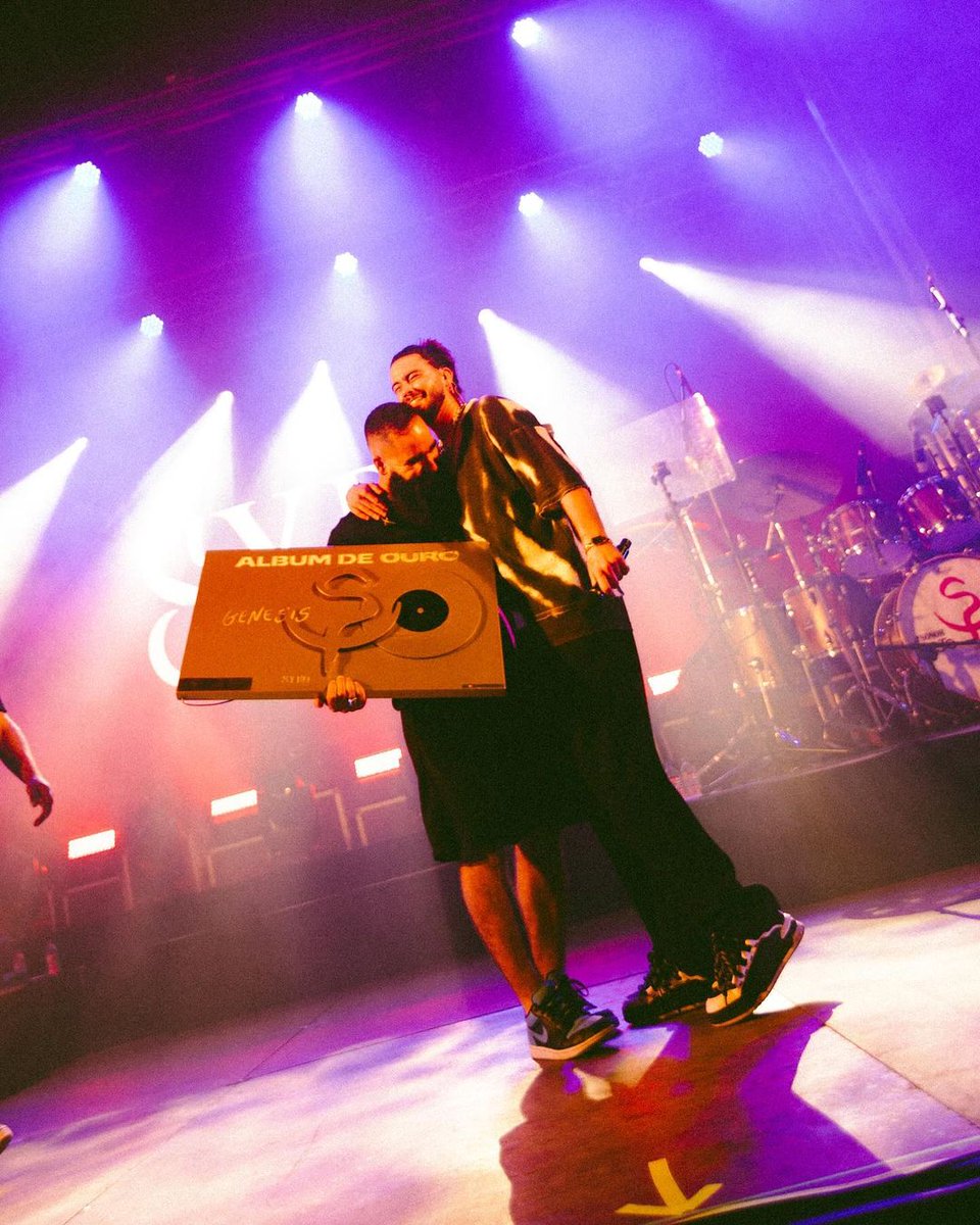 📀| E HOJE ELE ESTÁ AQUI...

...COM O DISCO D'OURO NAS MÃOS!

É verdade, O GENESIS É DISCO D'OURO, com mais de 52 milhões de streams digitais e top de vendas físicas.
<a href="/MusicSyro/">SYRO</a> we're so proud <33

SYRONATION, NÓS CONSEGUIMOS! A nossa nação não pára de crescer! 
Obrigado. 🤍