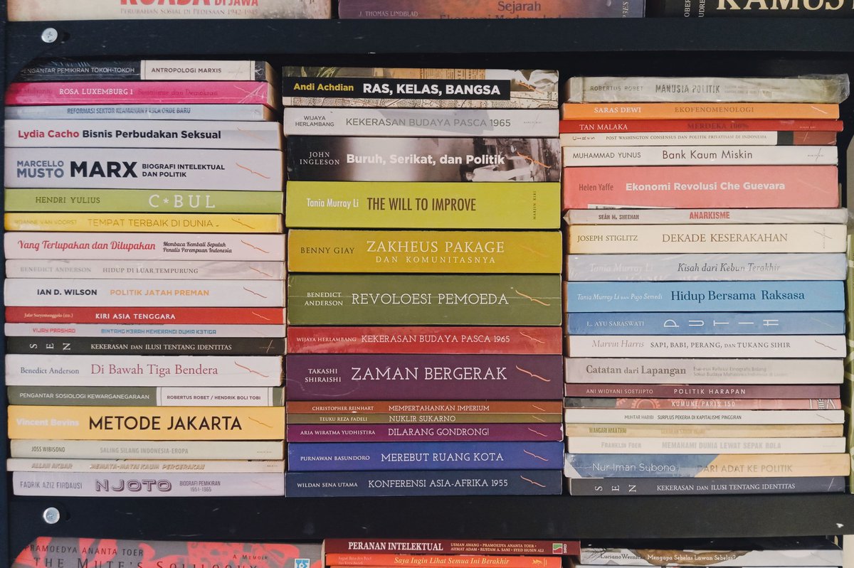 jalurgaza_'s tweet photo. Semua buku terbitan Marjin Kiri sangat direkomendasikan kalau menurutku, sih. Baik itu buku bertema sejarah, sastra, sosial, politik, gender, ekonomi, sampai filsafat. Layak baca dan koleksi tentu saja –selain karena fisik dan perwajahan buku digarap dengan serius dan apik pula. https://t.co/qBttAskDzS