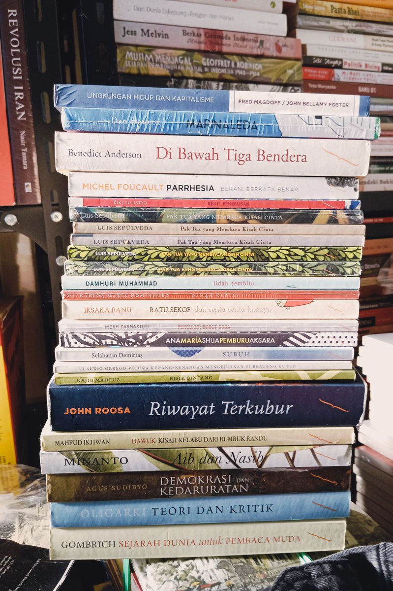jalurgaza_'s tweet photo. Semua buku terbitan Marjin Kiri sangat direkomendasikan kalau menurutku, sih. Baik itu buku bertema sejarah, sastra, sosial, politik, gender, ekonomi, sampai filsafat. Layak baca dan koleksi tentu saja –selain karena fisik dan perwajahan buku digarap dengan serius dan apik pula. https://t.co/qBttAskDzS