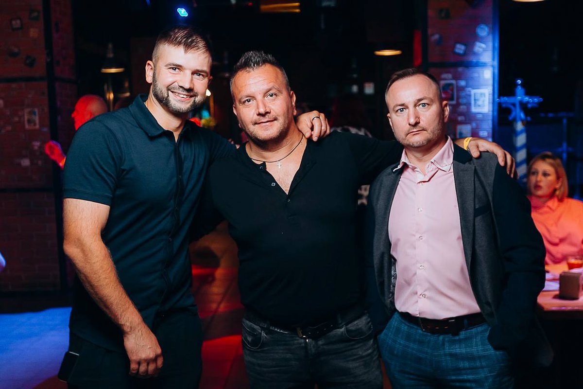 svoidanashi_yar's tweet photo. Отвлекаем вас от этого пасмурного вторника свеженьким фотоотчетом😋 Яркие, летние картинки с субботней тусовки в «Своих» уже в альбоме🔥

Вспоминаем, как горячо мы ворвались в выходные, разбираем фотографии, отмечаем друзей, ставим хэштег #своиданаши

И… https://t.co/xnxMGS4PsF https://t.co/JDOEDSVmeK