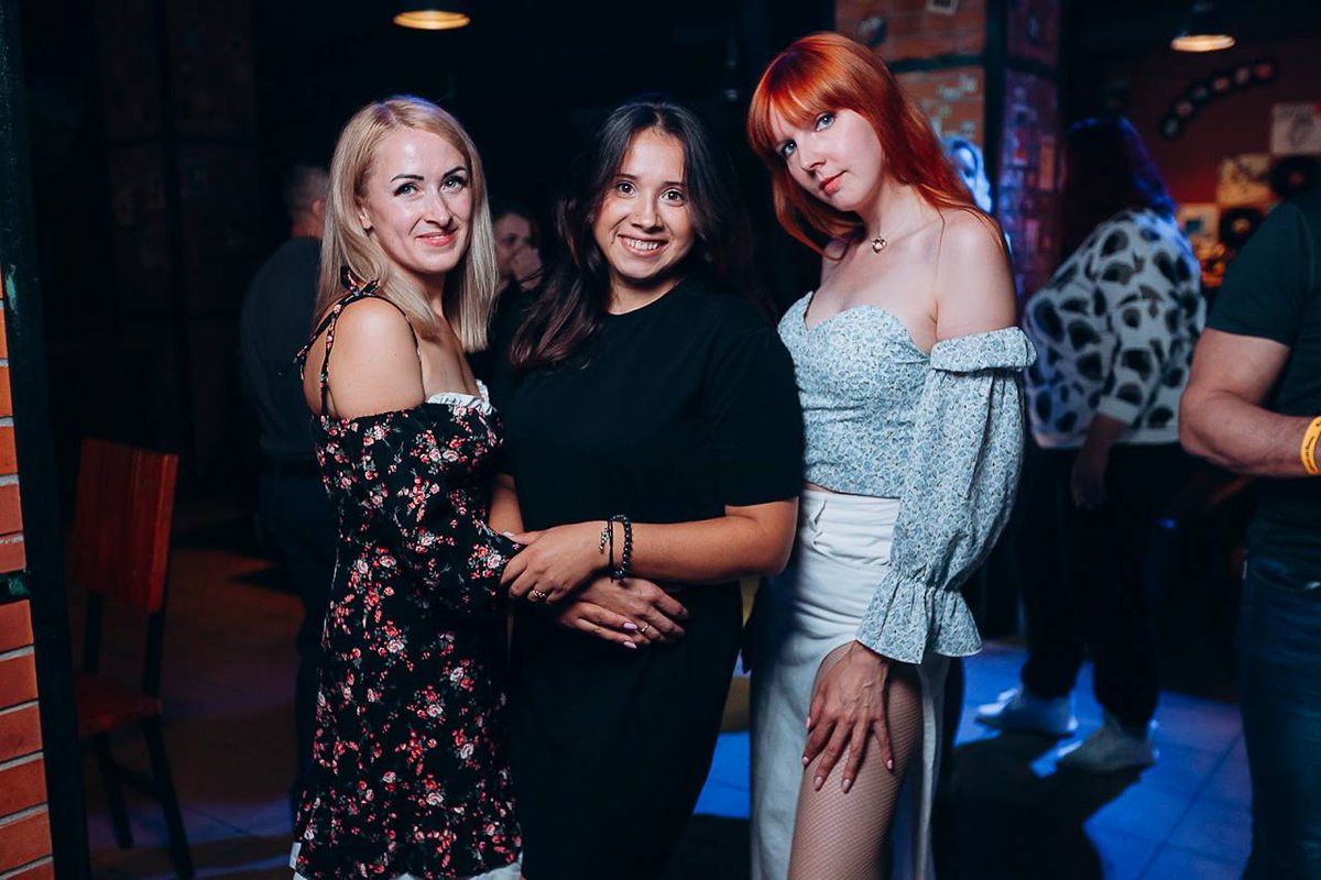 svoidanashi_yar's tweet photo. Отвлекаем вас от этого пасмурного вторника свеженьким фотоотчетом😋 Яркие, летние картинки с субботней тусовки в «Своих» уже в альбоме🔥

Вспоминаем, как горячо мы ворвались в выходные, разбираем фотографии, отмечаем друзей, ставим хэштег #своиданаши

И… https://t.co/xnxMGS4PsF https://t.co/JDOEDSVmeK