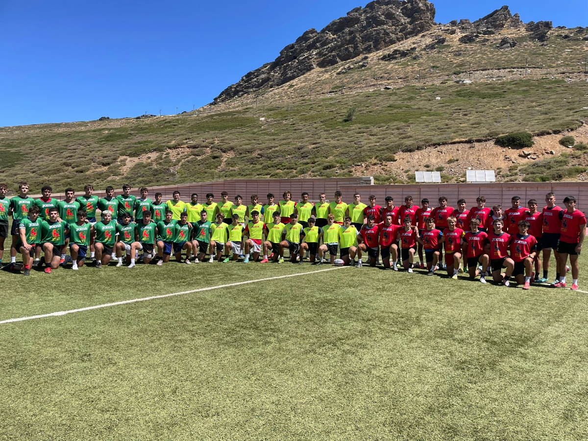 ferugby's tweet photo. Sigue en marcha el 𝐂𝐚𝐦𝐩𝐮𝐬 𝐈𝐧𝐭𝐞𝐫𝐜𝐞𝐧𝐭𝐫𝐨𝐬 que se están celebrando en @CARSierraNevada. 🏉 

Acudió Elena Vallejo, @worldcitizen83, Vicepresidenta de rugby femenino de la Real Federación Española de Rugby. 

#LoQueNosUne https://t.co/ldx7Ci6jkO