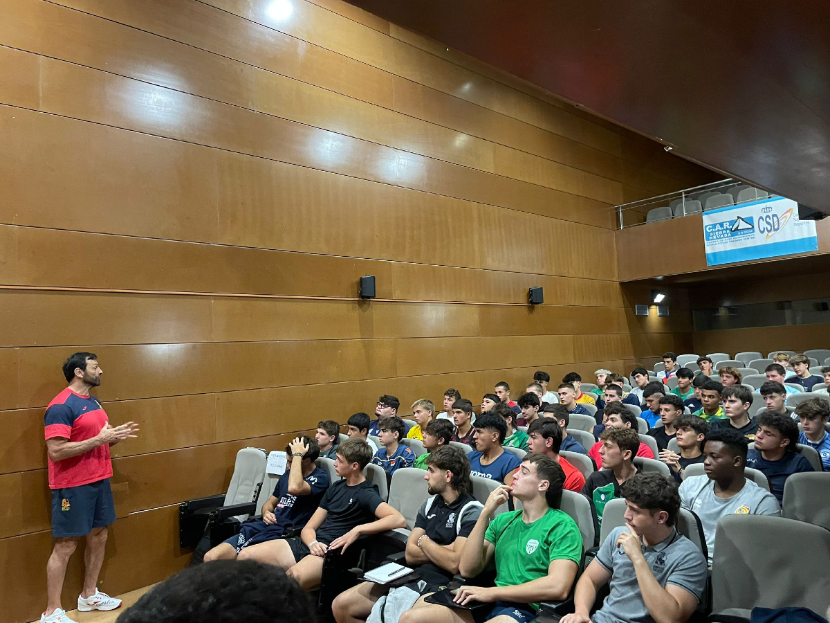 ferugby's tweet photo. Sigue en marcha el 𝐂𝐚𝐦𝐩𝐮𝐬 𝐈𝐧𝐭𝐞𝐫𝐜𝐞𝐧𝐭𝐫𝐨𝐬 que se están celebrando en @CARSierraNevada. 🏉 

Acudió Elena Vallejo, @worldcitizen83, Vicepresidenta de rugby femenino de la Real Federación Española de Rugby. 

#LoQueNosUne https://t.co/ldx7Ci6jkO