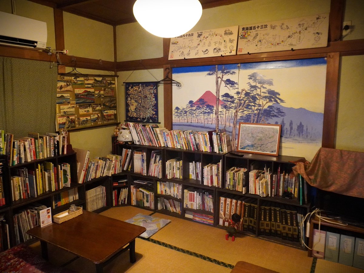 nakano_san_desu's tweet photo. にゃ～んと、看板猫たねさんの声に招かれ入ったのは、散歩かふぇ ちゃらぽこさん@sanpocafe。壁一面には地図がずらり。店主ぱきらさんは趣味が高じて散歩好きが集えるカフェを14年前に始めたそう。街道や旅の本もたくさんあって、どこへ行こうか夢がふくらみます。
よし、まずは青梅街道の旅に出発だ！ https://t.co/5K7cpLtcjX