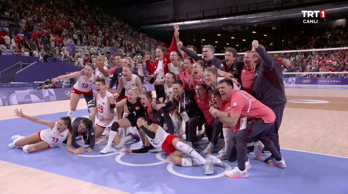OnurTurkay's tweet photo. Yarı finaldeyiz…❤️🤍🇹🇷 Bravo kızlar👏👏👏 #FileninSultanları #CHNvsTUR #SemiFinals #Paris2024Olympic #Paris2024 #türkiye https://t.co/GCH7c5QMNq