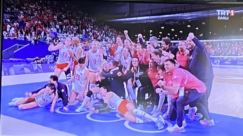 NilgnP's tweet photo. YARI FİNALDEYİZ ❤️🤍🇹🇷Tebrikler filenin sultanlar sizinle gurur duyuyoryz ❤️🤍🇹🇷#tebrikler #congralations #fileninsultanlari #kadınvoleybolmillitakımı❤️🤍🇹🇷 #loveu #harikasınız #muhteşemsiniz #paris2024olympicgames #türkiye❤️🤍🇹🇷#voleybolheryerde https://t.co/RFvOoLL36q