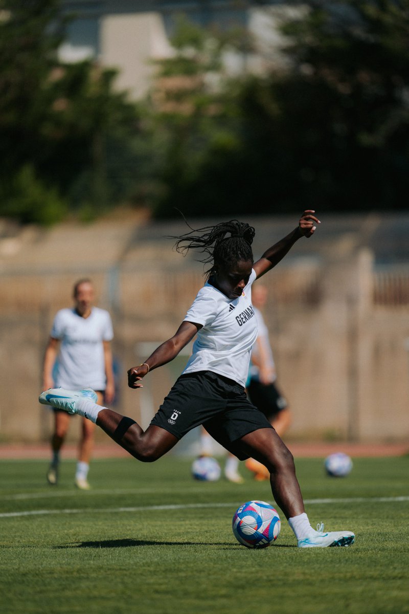 DFB_Frauen's tweet photo. Bundestrainer Horst Hrubesch muss heute Abend aufgrund eines Infekts auf Kapitänin Alexandra Popp verzichten. Für sie rückt Nicole Anyomi in das 18er-Aufgebot.

#TeamD #USAGER 
📸 DOSB/Sofieke van Bilsen https://t.co/vMtLI72W2v