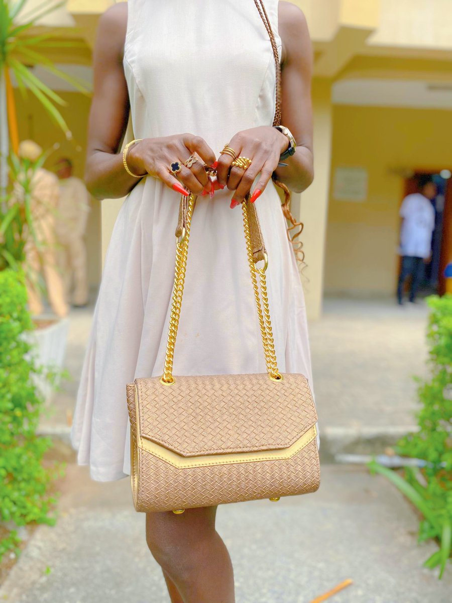 ayinkeoluwa's tweet image. I made this Rayo bag for a client and loved it instantly, so I made one for myself 😍
#handmadebag #bagmaker