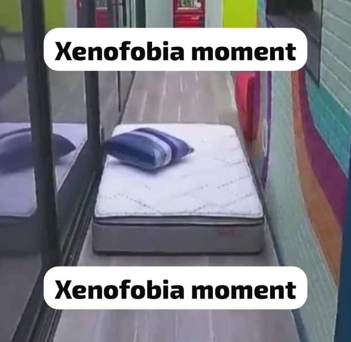 Sacar un colchón== XENOFOBIA 

#LCDFMX
#LaCasaDeLosFamososMx