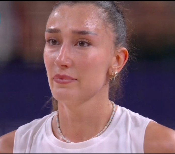 yesim0xai's tweet photo. Biz her şeye rağmen pes etmeyen Hande baladın ülkesiyiz https://t.co/kdUSHVLtko