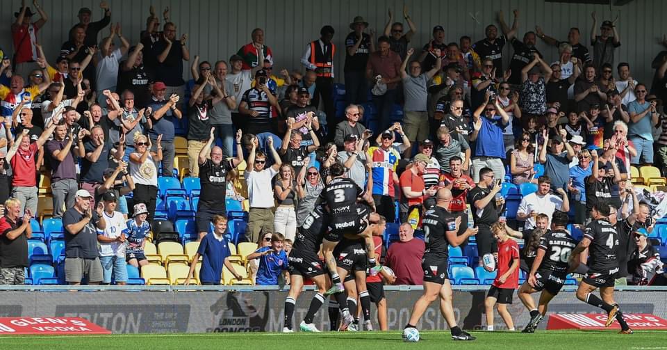 HakimMiloudi2's tweet photo. Wahooooo what an effort and what a win against one of the best team @DragonsOfficiel in the @SuperLeague , thanks for all the fans for the support 😍
Proud of you boys ! 

That’s class @LondonBroncosRL 💪🏾🐴

#superleague #win #lessgoooo #rugbyleague #wearelondon #together 🏉 https://t.co/2nhfoR5mnO