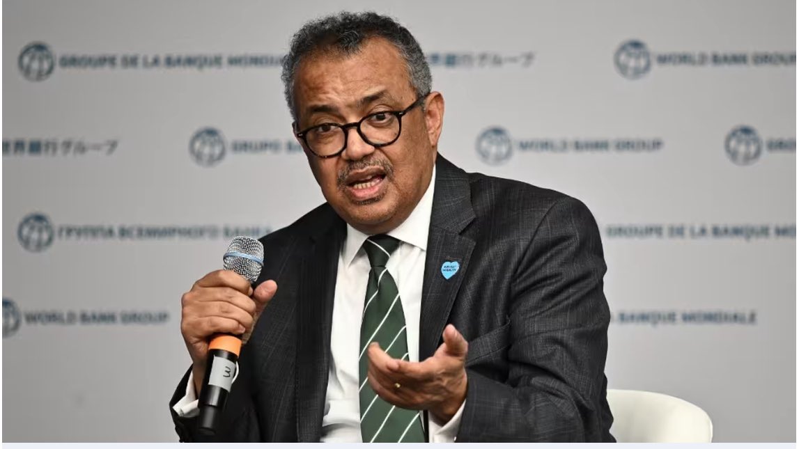 cabinetmbungani's tweet photo. #Monde #rdc L’épidémie actuelle de #Monkepox risque d’être déclarée Urgence sanitaire mondiale! L’honorable Dr #Mbungani avait déjà lancé l’alerte souvenez-vous. Il n’ya pas de honte à dire publiquement la vérité sur notre situation sanitaire ( Variole de Singe, Ebola, rougeole, Choléra etc.) surtout que ça concerne le monde entier. @cabinetmbungani 🇨🇩🇨🇩🇨🇩👌🏾👌🏾👌🏾
 
Le chef de l'Organisation mondiale de la santé (OMS) a annoncé, dimanche 4 août, envisager de convoquer un comité d'experts pour déterminer s'il fallait qualifier d'urgence internationale l'épidémie de mpox, aussi appelé "variole du singe", en cours dans plusieurs pays africains. Tedros Adhanom Ghebreyesus a précisé que l'agence onusienne et les centres africains sur le contrôle et la prévention des maladies, entre autres, étaient en train d'accroître leurs efforts pour interrompre la transmission du virus.
"Mais il est nécessaire d'avoir davantage de financement et de soutien pour une réponse globale", a-t-il dit sur le réseau social X. "J'envisage de convoquer un comité d'urgence sur les régulations sanitaires internationales pour me conseiller sur le fait de savoir si l'épidémie de mpox doit être déclarée comme une urgence de santé publique de portée internationale", a-t-il poursuivi. Cette qualification est la plus haute alerte que l'OMS peut déclencher, et c'est le chef de l'OMS qui peut la lancer sur les conseils du comité.
La dernière urgence internationale de santé publique concernant la variole du singe levée en mai 2023
Le 11 juillet, l'OMS a mis en garde contre la menace pour la santé mondiale que représente le mpox, exprimant son inquiétude concernant une poussée épidémique d'une nouvelle souche plus mortelle du virus en République démocratique du Congo (RDC). Depuis, le Burundi, la Côte d'Ivoire, le Kenya, le Rwanda et l'Ouganda ont notamment annoncé avoir recensé plusieurs cas de mpox. La RDC a, elle, rapporté plus de 11 000 cas, dont 450 décès.
Ce virus a été découvert pour la première fois chez des humains en 1970 dans l'actuelle République démocratique du Congo. Mais en mai 2022, les contaminations par le virus se sont produites dans le monde entier, affectant essentiellement les hommes homosexuels et bisexuels. Cette épidémie mondiale de "variole du singe" avait alors conduit l'OMS à déclarer une urgence de santé publique de portée internationale en juillet 2022, puis levée en mai 2023. @fatshi13 @SuminwaJudith