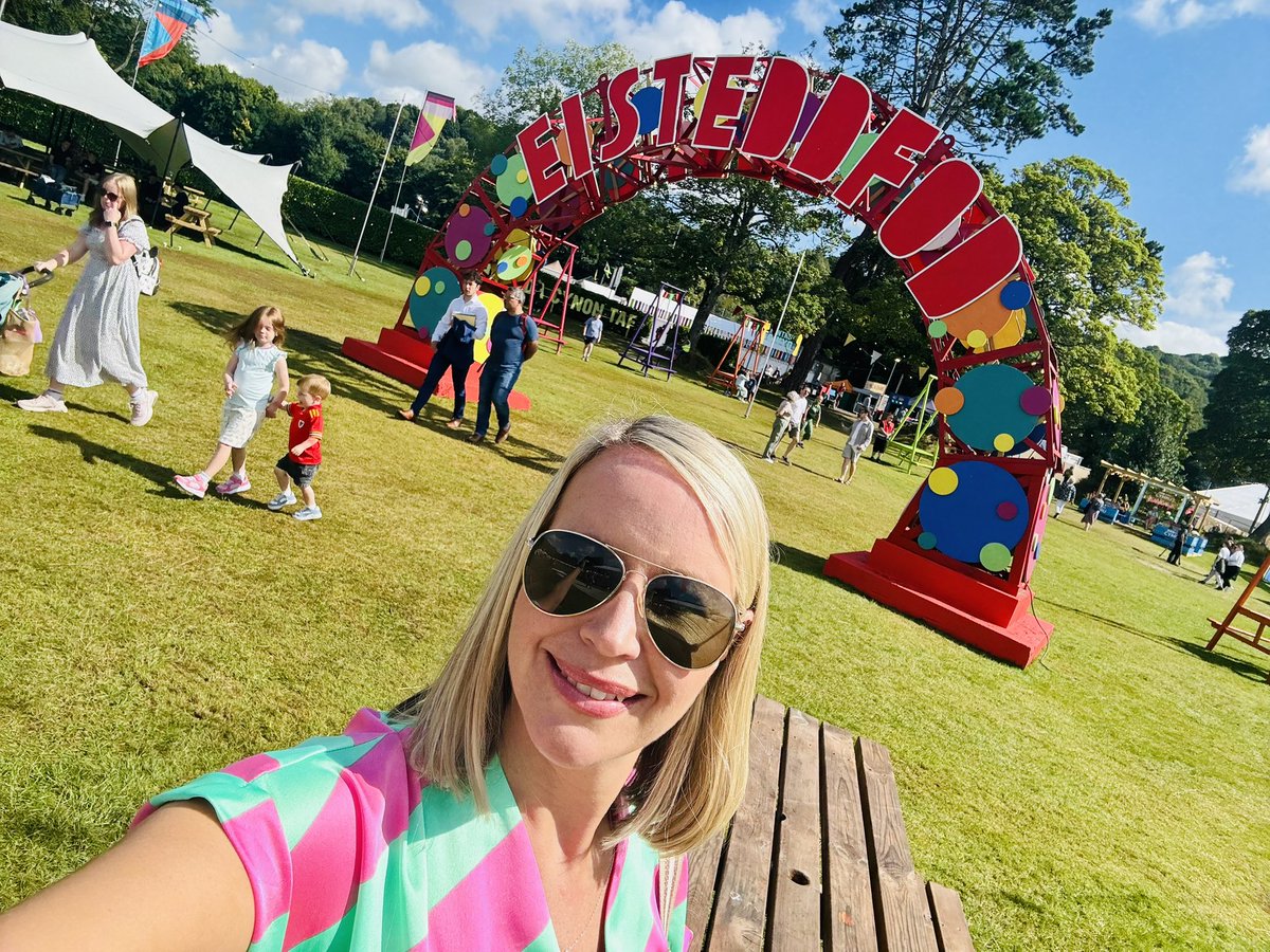 Branwen Gwyn (@bffg78) on Twitter photo Mae’r ☀️ yn tywynnu ar Faes yr <a href="/eisteddfod/">eisteddfod</a>! Barod i ddod â bwletinau <a href="/S4Ctywydd/">S4C Tywydd</a> i chi, yn fyw ar <a href="/S4C/">S4C 🏴</a>! ⛅️ Mae’r ☀️ yn tywynnu ar Faes yr <a href="/eisteddfod/">eisteddfod</a>! Barod i ddod â bwletinau <a href="/S4Ctywydd/">S4C Tywydd</a> i chi, yn fyw ar <a href="/S4C/">S4C 🏴</a>! ⛅️