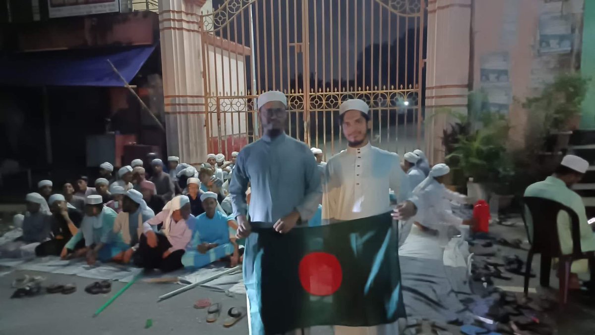 gray_bae_son's tweet photo. The biggest Hindu temple in Chattogram Bangladesh being protected by Muslim madrassa students. 
Please refrain from spreading hate and rumors. Bangladesh belongs to all citizens from every religion. 
#BangladeshViolence #ProtectBangladesh https://t.co/M3SEYCIgDQ