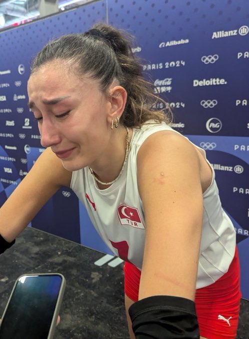 AccVolley's tweet photo. ter ve gozyaslariyla hak ettigin bu yoldan bir kez daha sirtinda bayragin gogsunde madalyan gulerek gececeksin https://t.co/okOeh4goND
