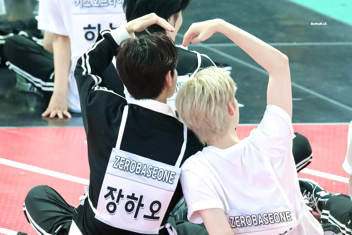 𝑩𝒖𝒕𝒕𝒐𝒏 𝐨𝐟 tweet media