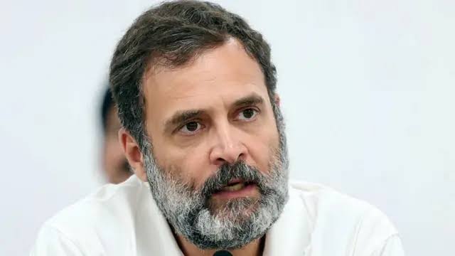 Vishal1998's tweet photo. आज विदेश मंत्री एस जयशंकर की अध्यक्षता में संसद में एक सर्वदलीय बैठक हुई है, इस बैठक में राहुल गांधी भी मौजूद थे, 

राहुल गांधी ने इस मुद्दे पर एस• जयशंकर से पूछा कि 

"बांग्लादेश हिंसा में क्या विदेशी ताकतों का हाथ है?"
इसके जवाब में एस• जयशंकर न�� कहा कि 
#BangladeshWithHindus https://t.co/ytR7QfIy69