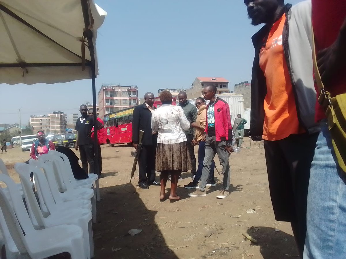 Can someone confirm that those are guns in the hands of civilians disrupting a Citizen Assembly convened by <a href="/suicultura19/">Kasarani Social Justice Center</a>? This is a blatant assault on our rights and security! <a href="/DCI_Kenya/">DCI KENYA</a> <a href="/NPSOfficial_KE/">National Police Service-Kenya</a> <a href="/IPOA_KE/">IPOA</a> <a href="/IMLU_org/">IMLU</a> <a href="/amnesty/">Amnesty International</a>, we demand immediate action and accountability!