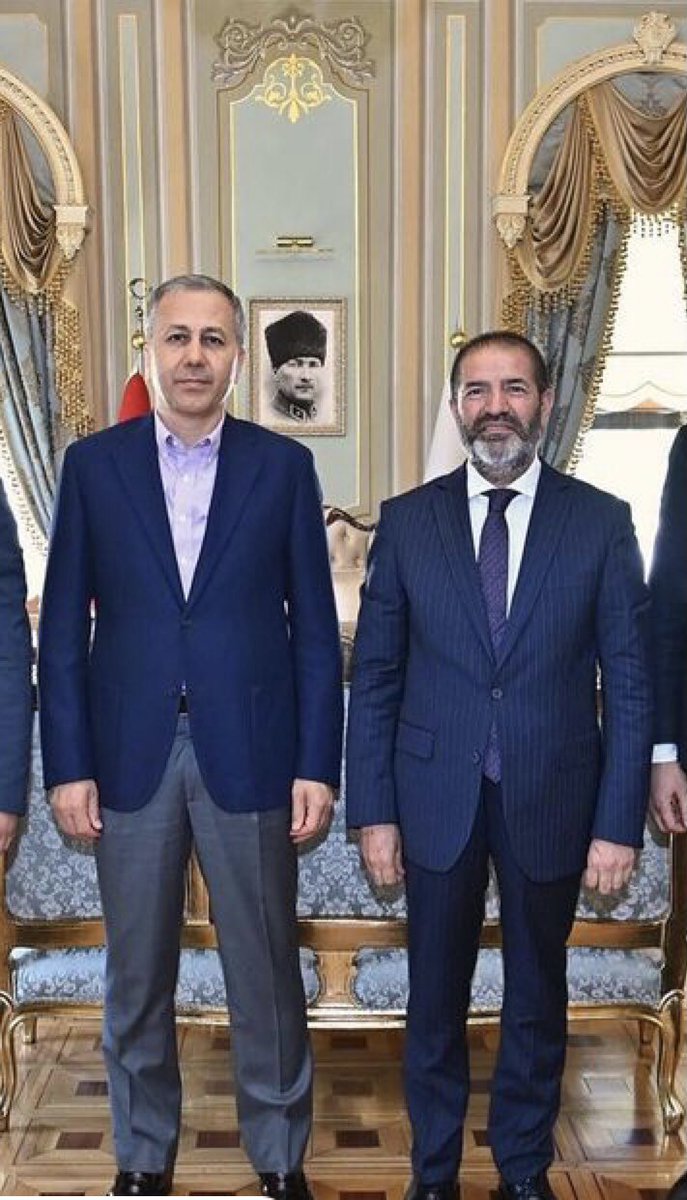 <a href="/AliYerlikaya/">Ali Yerlikaya</a> Sayın Ali Yerlikaya,yanınızdaki şahıs;kolonları kesilen Kervan pastanesinin sahibi Sami Kervancıoğlu,35 kişinin hayatını kaybettiği Ezgi apt davasından 335 gündür firari!Firar etmeden bir hafta önce,en son Ankara’daki teknofeste katılıp dondurma dağıtmış nasıl olduysa yakalama