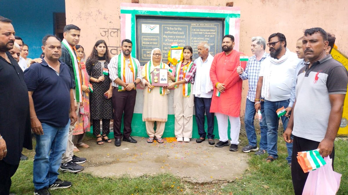 acd_jammu's tweet photo. As part of ongoing campaign of "Ek Ped Shaheedon Ke Naam" under "Swachhta Pakhwada", ACD, Jammu Dr. Vikas Sharma paid tribute to martyr Naib Subedar Parshotam Kumar in Village Majua Uttami of Block Bishnah.
Further DDC Bishnah, BDO Bishnah and Tehsildar Bishnah were also present. https://t.co/ZwOz5TjupC