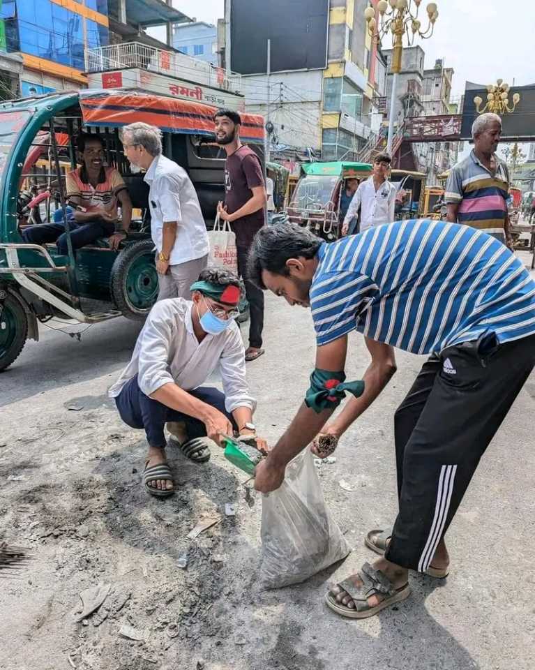 sapphire_2602's tweet image. Bangladesh students cleaning the streets !

#YourAssetYourResponsibility
#WeStandWithMinorities 
#HindusAreSafeInBangladesh