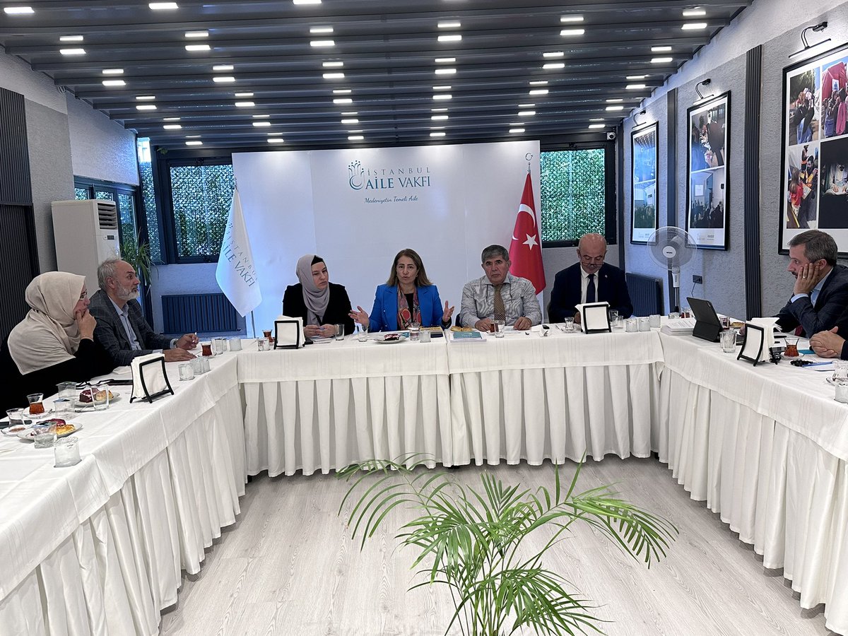 istnblailevakfi's tweet photo. Aile ve Sosyal Hizmetler Bakan Yardımcısı Dr. Sevim Sayım Madak ve Aile ve Nüfus Politikaları Daire Başkanı Ayşenur Çoban'ı vakıf merkezimizde misafir ederek yaptığımız çalışmaları paylaştık.

Nazik ziyaretleri için kendilerine teşekkür ederiz.

@tcailesosyal
@SayimMadak https://t.co/iw5hKo8we9