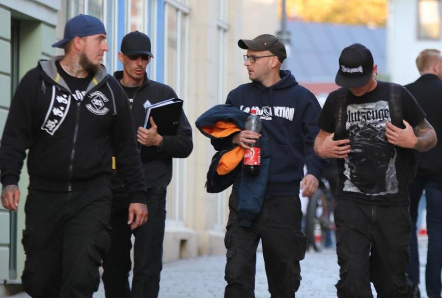 Recherche_Jena's tweet photo. 4/9 Fabian Kellermann vernetzte sich über die Jahre sehr gut in der Naziszene. 2018 wurde er Gastgeber für ein Rechtsrockfestival der #Turonen in #Apolda, nachdem diese ihre Gewinne nicht mehr mit dem #Themar|er Platzhirsch Tommy Frenck teilen wollten. (Foto: @recherchenorth) https://t.co/tpk8kpHH8o