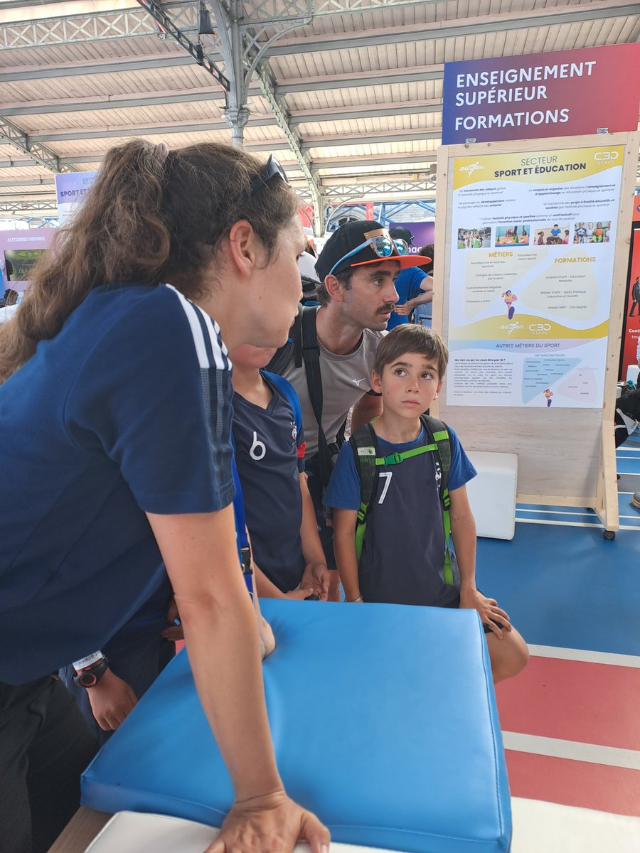 HYPOXPERF's tweet image. 2 jours d&apos;échanges 🗣️avec le public, petits et grands, autour de l&apos;utilisation du stress environnemental (⛰️altitude, ☀️chaleur) pour optimiser  la performance des athlètes (#HYPOXPERF) au #ClubFrance de #Paris2024. Merci @sup_recherche @AgenceRecherche pour l&apos;organisation 🙏