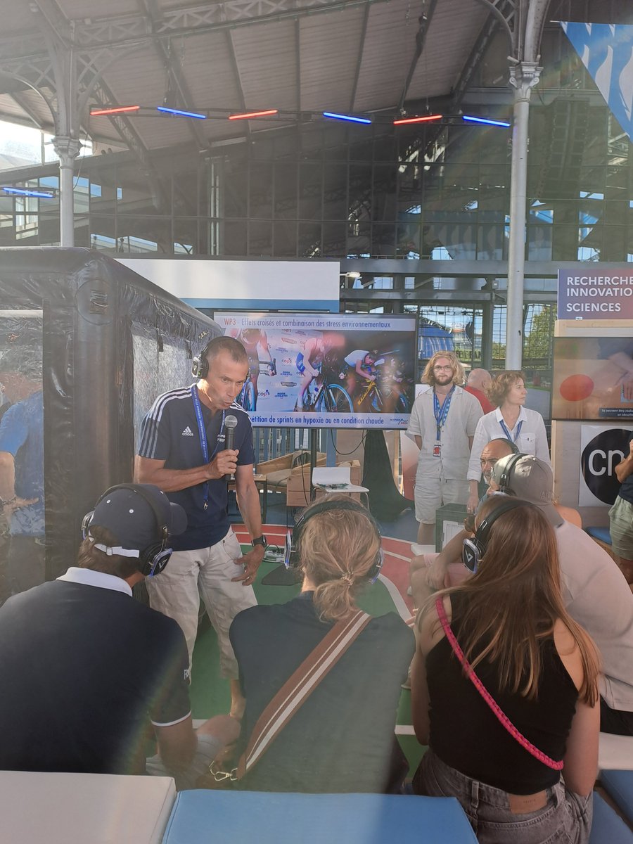 HYPOXPERF's tweet image. 2 jours d&apos;échanges 🗣️avec le public, petits et grands, autour de l&apos;utilisation du stress environnemental (⛰️altitude, ☀️chaleur) pour optimiser  la performance des athlètes (#HYPOXPERF) au #ClubFrance de #Paris2024. Merci @sup_recherche @AgenceRecherche pour l&apos;organisation 🙏