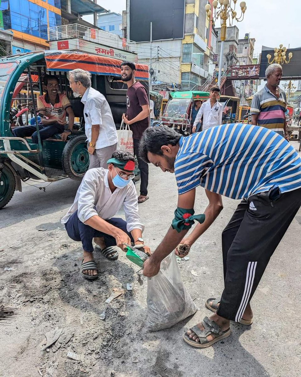 nowshadtkamal's tweet photo. Students all around the country have engaged themselves in the cleaning works. Reconstructing the nation is now a responsibility and it should start from the home
#reformationbangladesh
#yourassetyourresponsibility
#studentsprotectingcountry
#Bangladeshstudentprotest https://t.co/2QvZNRoJoK