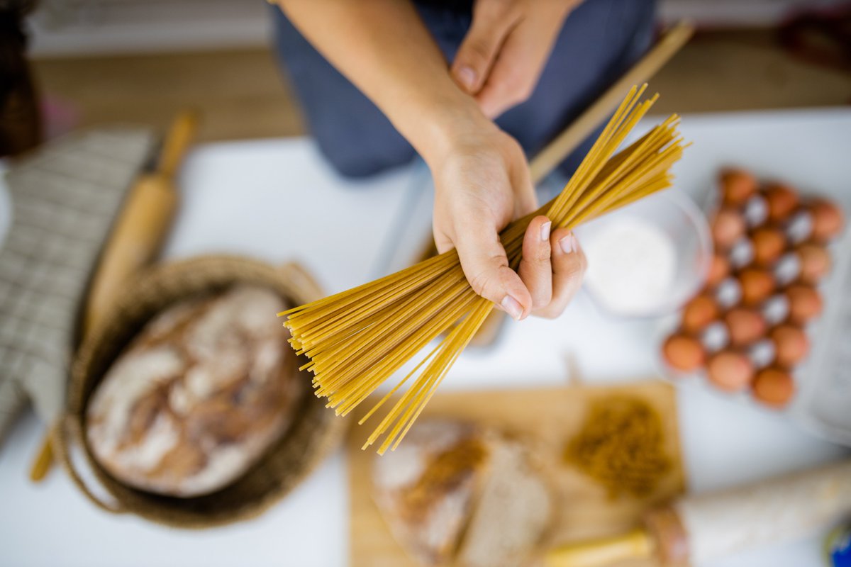 La pasta non è solo carboidrati: 100 grammi contengono anche vitamine, sodio, sali minerali e… proteine! 😋
