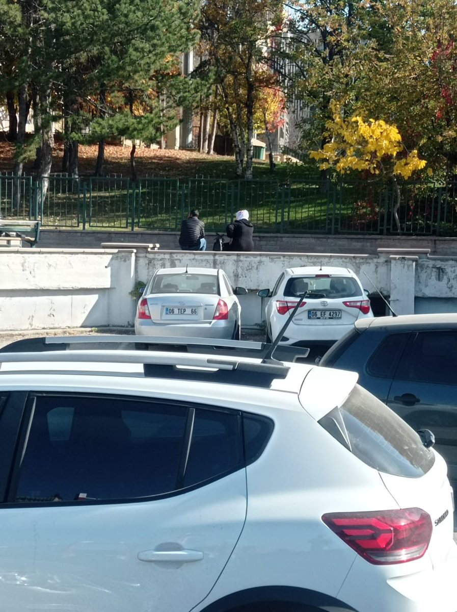 Bu fotoğraf Hacettepe Üniversitesi Çocuk Hastanesinin bahçesinde çekildi, kaldırımda oturanlar #MustafaErçetin'in anne ve babası. Yanlarında devlet, belediye, sanatçılar, basın ve sevgi pıtırcığı hayvanseverler yok, kuduz olan evlatlarının ölümünü bekliyorlar, yapayalnız sessizce