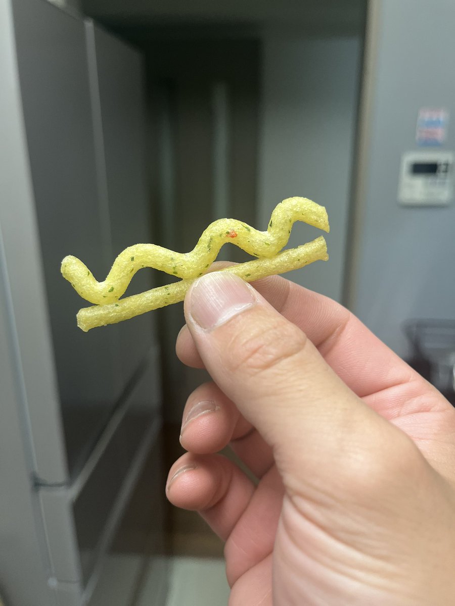 Bp0930B's tweet photo. #じゃかりこ #変な形 #珍しい形
こんなじゃがりこ見た事ある？ https://t.co/8pfhSWwte1