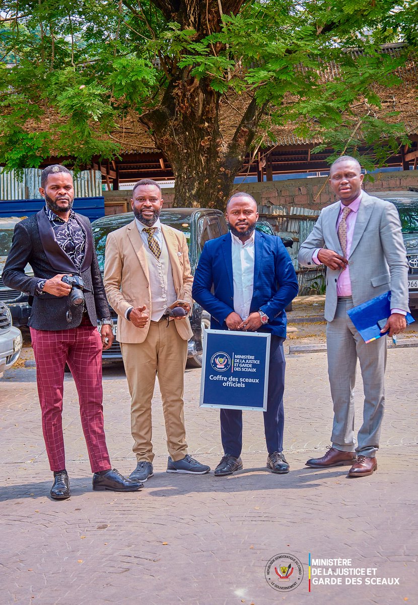 ministre d'État, ministre de la justice et garde des Sceaux. 
En ce jour du lundi 05/07/2024 le conseillé Symphorien Mpoyi à déposé le sceau officiel de la République démocratique du Congo auprès de madame la ministre de la jeunesse Noëlla ayenagato,