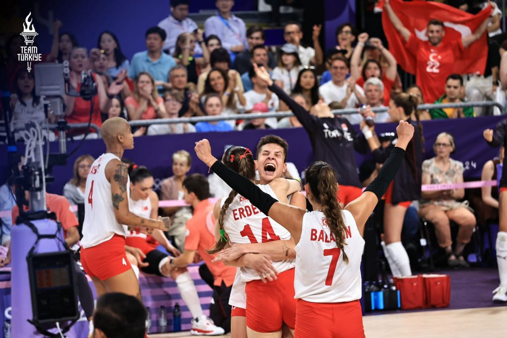 EUDelegationTur's tweet photo. 🇹🇷Congrats #SultansoftheNet
🇹🇷Congrats #Turkiye
Women's Volleyball National Team defeated China in the quarter-finals of the #Paris2024 Olympic Games & advanced to the semi-finals. 🏐
We wish you success in the semi-final on 8 August. We are always with you.❤️🤍 You are great https://t.co/IJvzIM8zXC