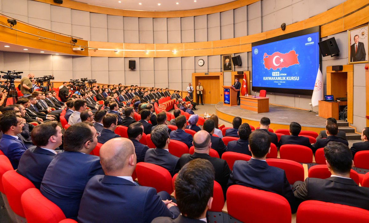 yilmaztunc's tweet photo. İçişleri Bakanlığı 109. Dönem Kaymakamlık Kursu’nda kaymakam adaylarımızla bir araya geldik.

Tecrübe paylaşımında bulunarak son 22 yılda ülkemiz ve milletimiz için yürüttüğümüz çalışmalardan bahsettik, #TürkiyeYüzyılı hedeflerimizi konuştuk.

Zorlu bir eğitim sürecinin ardından sınavları geçerek kaymakam olmaya hak kazanan, ilçelerimizde devletimizin en üst yöneticisi olarak göreve başlayacak olan tüm kaymakam adaylarımıza başarılar diliyorum. 

Kaymakamlarımıza ve tüm mülki idare yöneticilerimize, devletimize ve milletimize fedakârca verdikleri hizmetler için teşekkür ediyorum.

@turanbulent
@TC_icisleri