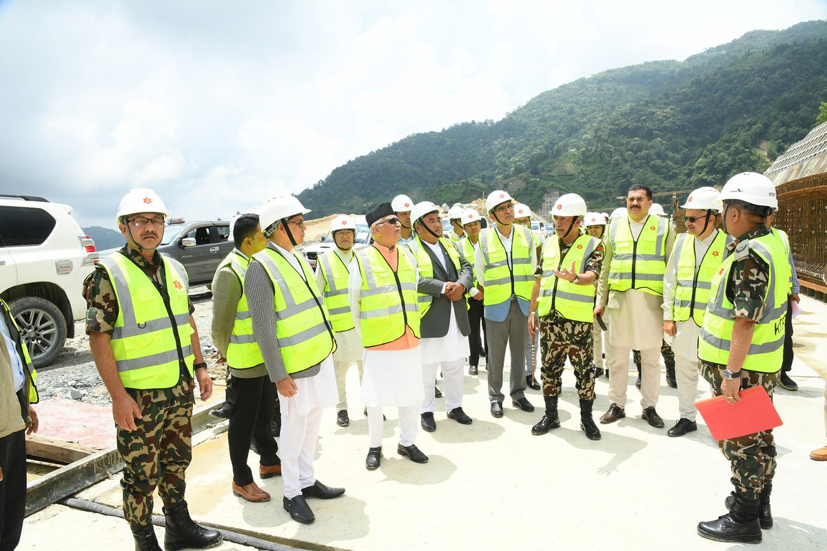 NepaliArmyHQ's tweet photo. नेपाली सेनाको व्यवस्थापनमा निर्माणाधीन राष्ट्रिय गौरवको काठमाडौँ-तराई/मधेस द्रुतमार्ग सडक आयोजना अन्तर्गत मकवानपुरको बकैया गाउँपालिकामा निर्माणाधीन धेद्रे सुरुङ मार्गको जोडी सुरुङमध्ये काठमाडौँबाट निजगढतर्फको सुरुङ मार्ग श्रावण २१ गते ब्रेक थ्रु भएको छ ।
#NepaliArmy #KTFT https://t.co/pX1SZKxRmW