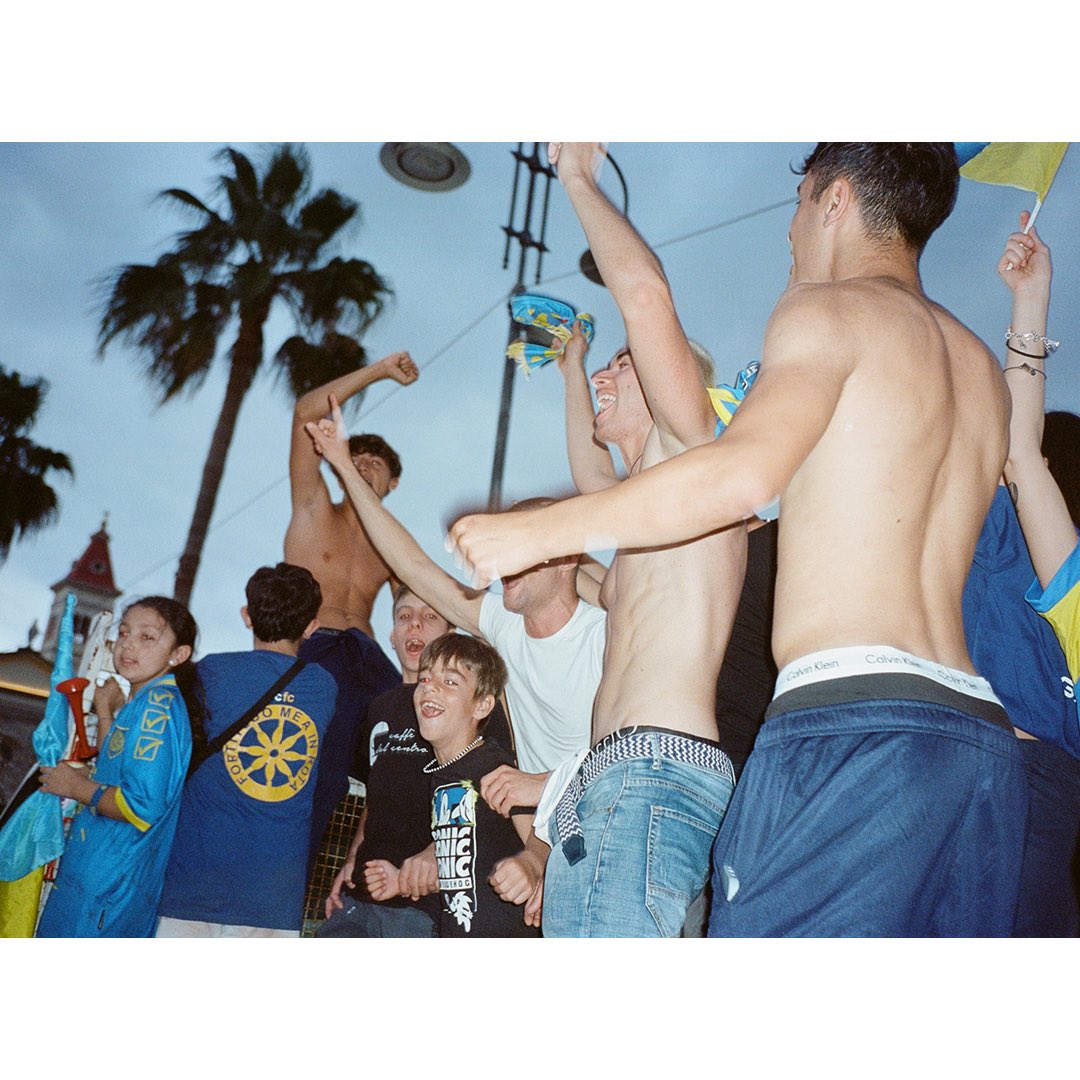 Jeg har skrevet et par [engelske] ord til mine billeder fra Carrara og Serie C playoff finalen. Kampen jeg aldrig kom ind og se, men alligevel blev en af de skøreste fodboldoplevelser i mit liv.

lunchwithgigi.com/stadiodeimarmi