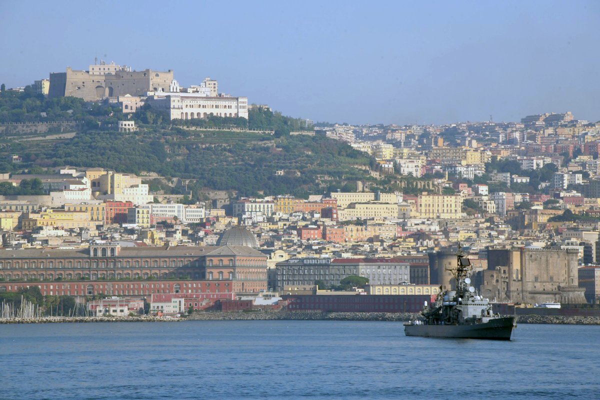 Jmsdf_tshq's tweet image. #練習艦隊 は #イタリア 第３の都市である港町 #ナポリ に入港しました。
海上からの眺めはまさに圧巻！多くの歴史的建造物が立ち並ぶ風景にナポリ研修への期待が高まります♪

#遠洋練習航海 #実習幹部 #かしま #しまかぜ #italy #napoli