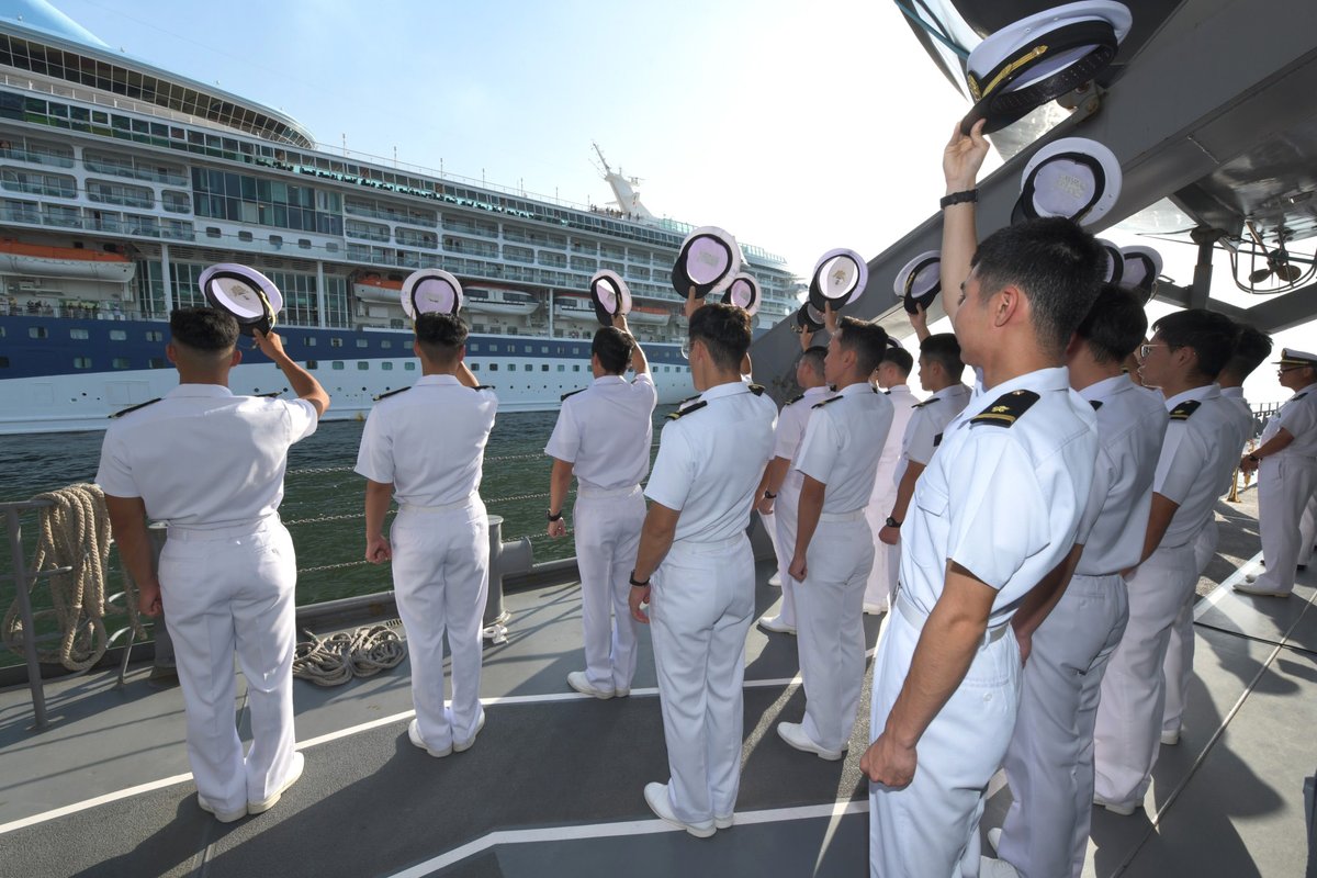 Jmsdf_tshq's tweet image. #練習艦隊 は #イタリア 第３の都市である港町 #ナポリ に入港しました。
海上からの眺めはまさに圧巻！多くの歴史的建造物が立ち並ぶ風景にナポリ研修への期待が高まります♪

#遠洋練習航海 #実習幹部 #かしま #しまかぜ #italy #napoli