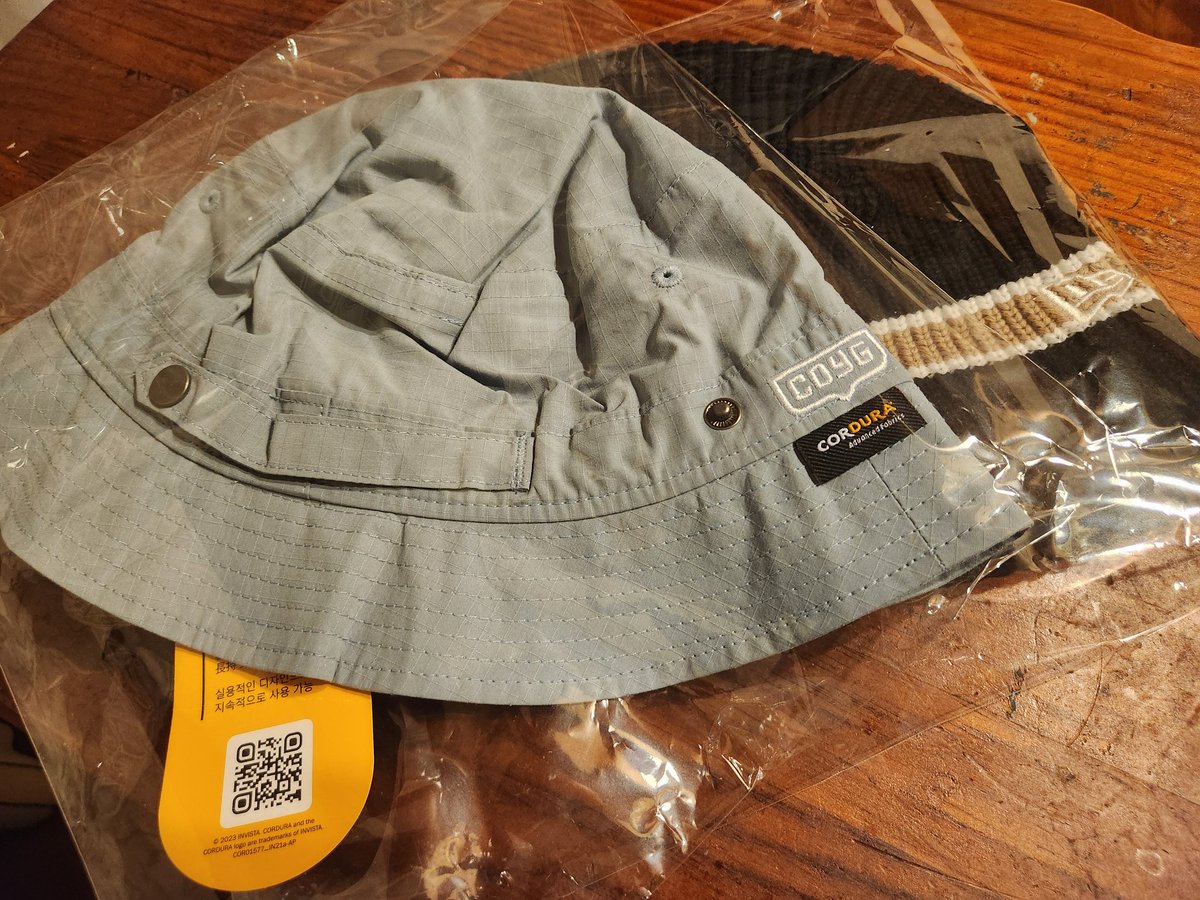 Domile17's tweet image. アーセナル大反省会で注文したハットとビーニーが届きました✨ハットは早速今週の九州行きに持ってこ。
 #XFA  #COYG