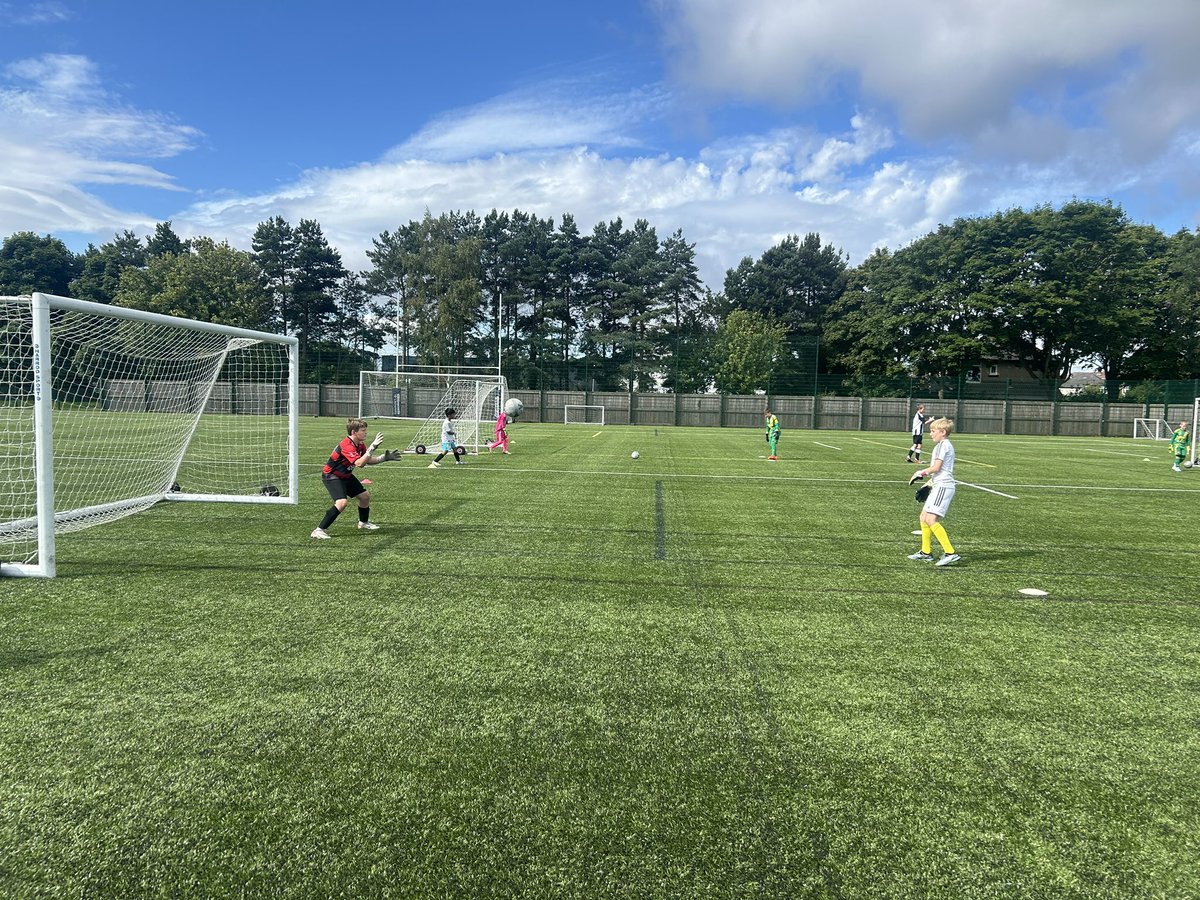 Great 1st day of our 4 day GK course this week. 

🧤Scoop Technique
🧤Cup Technique
🧤W Technique
🧤Handling and Footwork

Fantastic day with all GK’s learning, improving and enjoying themselves.  

#trainplaywearone <a href="/TheOneGloveCo/">The One Glove Co</a>