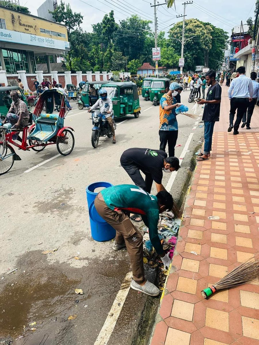 nidraaa_'s tweet photo. Things any media won't show. We're blooming in our new independence🇧🇩 

roads are disciplined
Students started cleaning roads and the parliament. 
share market points going up
dollar price dropping
Price dropped in groceries 
Missing persons coming back home! #Bangladesh 🇧🇩 https://t.co/CzSAKtfaP2