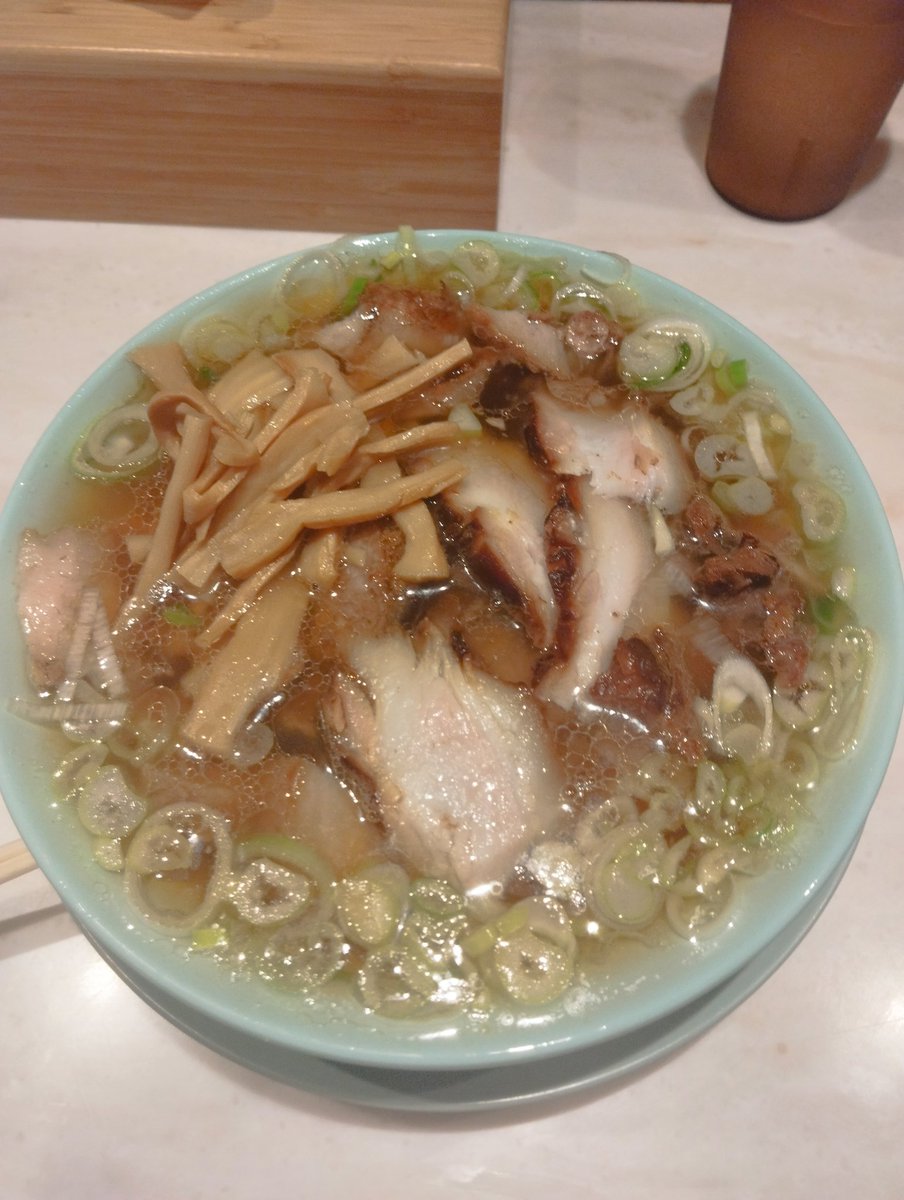 ym616mrh's tweet photo. ←朝　夜→
同じお店の同じ席で
#神田ちえちゃんラーメン
#ちゃん系めちゃくちゃ美味しい
#老若男女みんな食べてみて https://t.co/LYC2DCb7zq