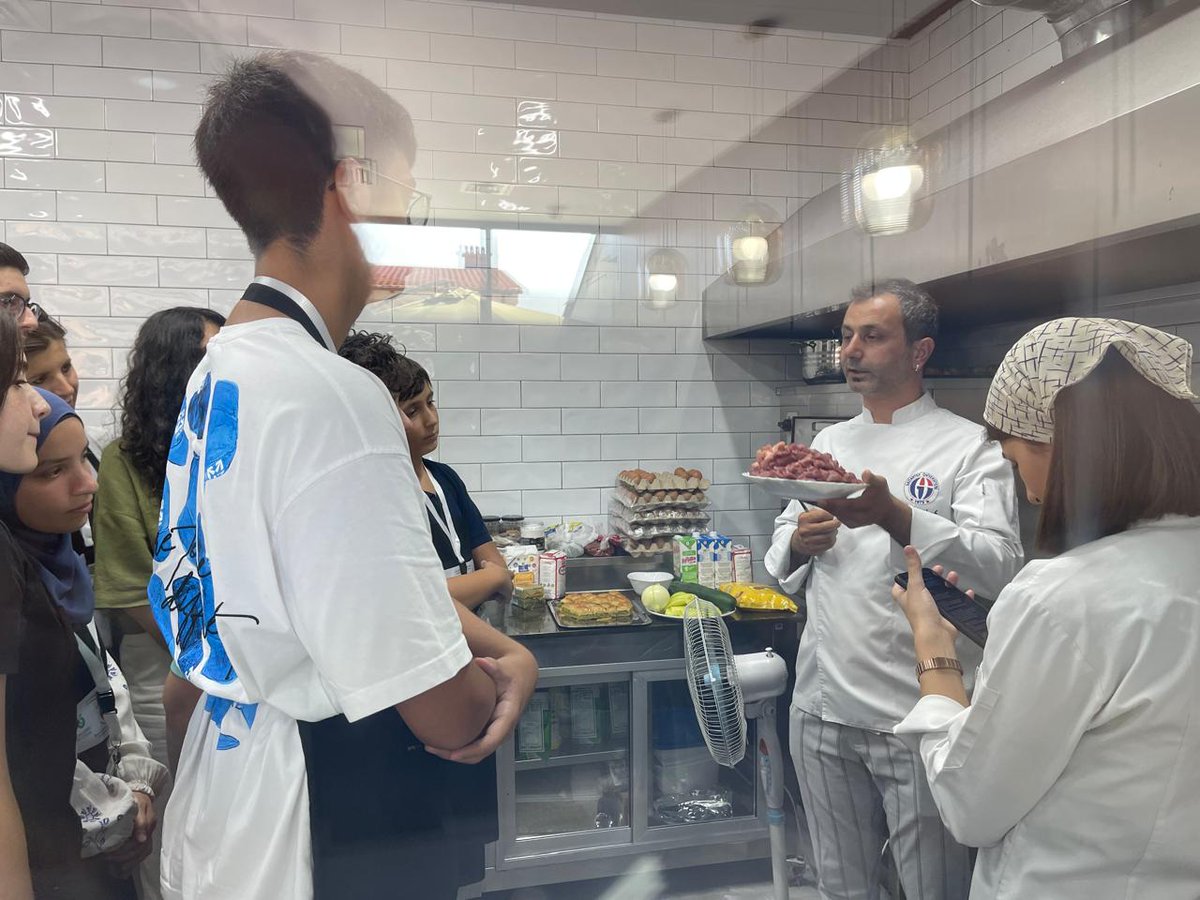 Turizm Fakültesi Gastronomi ve Mutfak Sanatları Bölümü Dr. Öğretim Üyesi Ceyhun Uçuk koordinatörlüğünde füzyon tabak atölyesi düzenlendi. Proje de fakülte birincisi Zeynep Düzgün aktif katılım sağladı. Ardından katılımcılar kendi hazırladığı füzyon tabaklar ile yarışmaya katıldı.