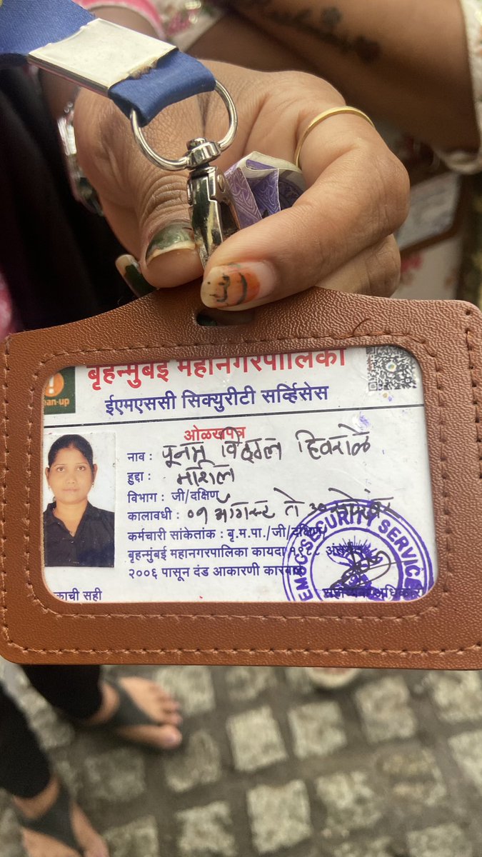 notGeetanjali's tweet photo. Harassment by bmc. Not giving receipt. Clicking photos. 

@mybmc @MumbaiPolice https://t.co/IuO35kxbiW