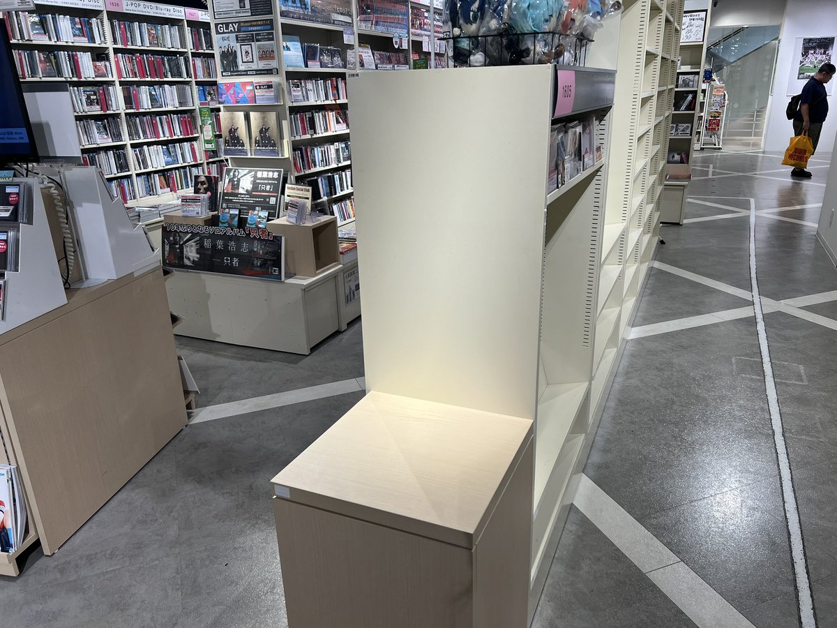 _dd_nonotaro's tweet photo. 🐹「展示とかってされてました？」
店「あれ！？ここにあったんですけど」
店「予約分も在庫ももうなくて」
店「大変人気でして……」
店「大変申し訳ございません」
🐹「いえいえ！ありがとうございます！」

ということで
こちらに飾られてあったそうです https://t.co/58jKKHQmut
