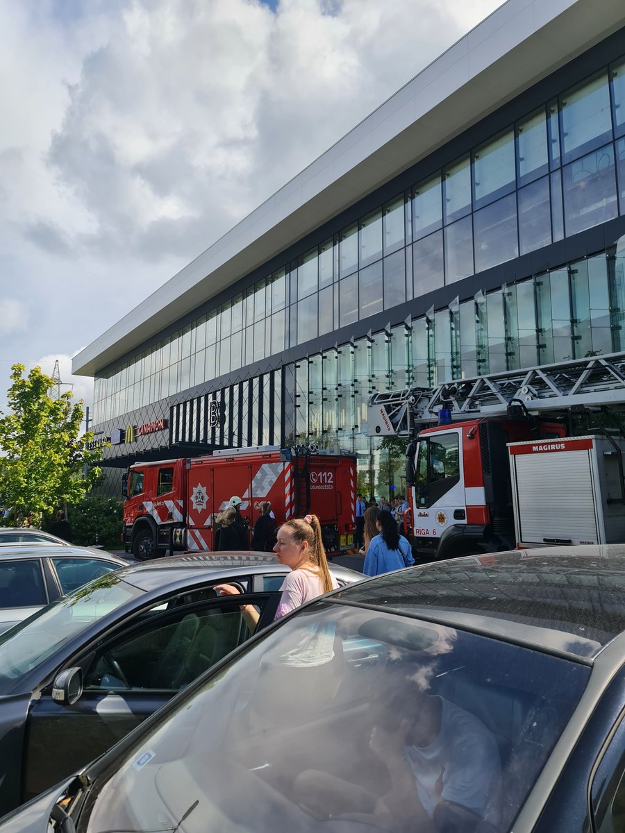 IndraTrofimovic's tweet photo. Evakuēja t/c Alfa - ārkartas situācija! https://t.co/dG13CN3OwI